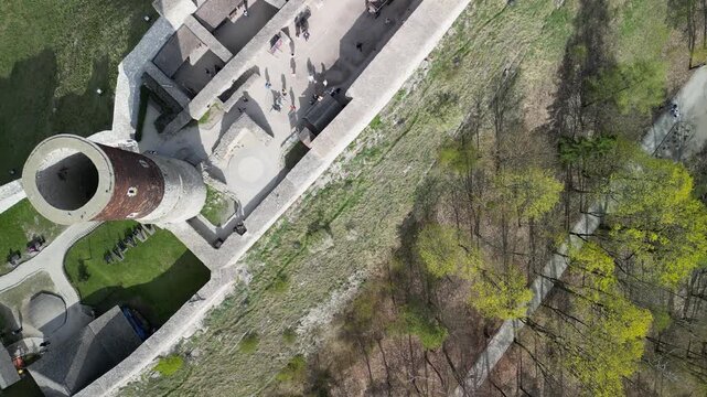Chęciny - Kielce - Polska - Zamek Kr&oacute;lewski nagrany dronem. Kinowe ujęcia zamku na wzg&oacute;rzu wiosną, ujęcia zamkuj, las&oacute;w i G&oacute;r Świętokrzyskich
