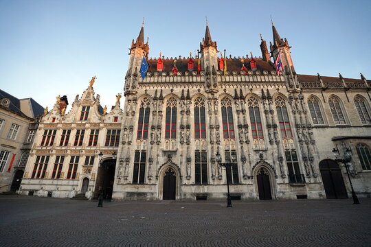 Der Provinciaal Hof im Stil der Neugotik im Licht der Abendsonne am Grote Markt in Br&uuml;gge in Westflandern in Belgien
