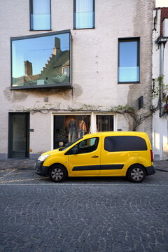 Citro&euml;n Berlingo Kastenwagen in leuchtendem Gelb am 07.04.2026 vor einem Modeladen und Boutique in den Gassen der Altstadt von Br&uuml;gge in Westflandern in Belgien