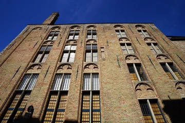 Kunstvoll restaurierte alte Kaufmannshäuser aus Backstein mit Klinkerfassade und Rundbogen als Unesco Weltkulturerbe in den Gassen der Altstadt von Brügge in Westflandern in Belgien   © Martin Debus