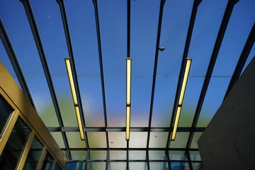 Glasdach mit Riffelglas über dem Einganz zu einer Tiefgarage mit blauem Himmel bei Sonnenschein in der Altstadt von Brügge in Westflandern in Belgien © Martin Debus
