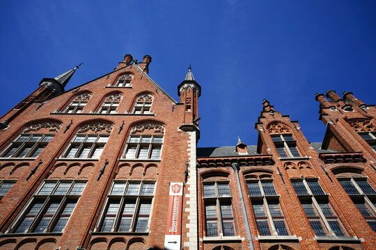Alte Fassade aus rotem Backstein des Biermuseum in der Breidelstraat im Sonnenschein am 08.04.2026 als Teil des Unesco Weltkulturerbe in den Gassen der Altstadt von Br&uuml;gge in Westflandern in Belgien