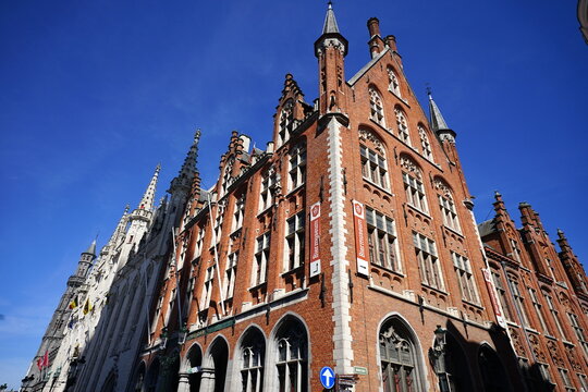 Alte Fassade aus rotem Backstein des Biermuseum in der Breidelstraat im Sonnenschein am 08.04.2026 als Teil des Unesco Weltkulturerbe in den Gassen der Altstadt von Br&uuml;gge in Westflandern in Belgien