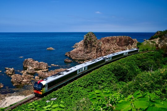 海辺を走る五能線リゾートしらかみ