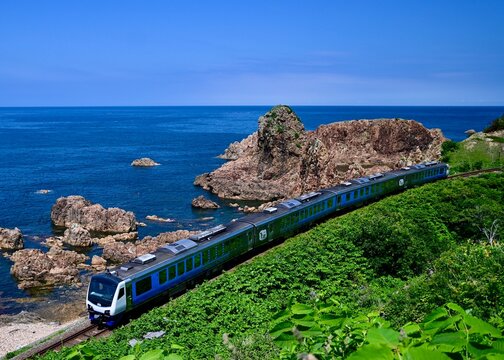 海辺を走る五能線リゾートしらかみ