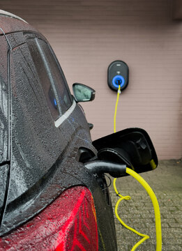 Ein E-Auto wird an einer Wallbox aufgeladen, Wuppertal, Deutschland