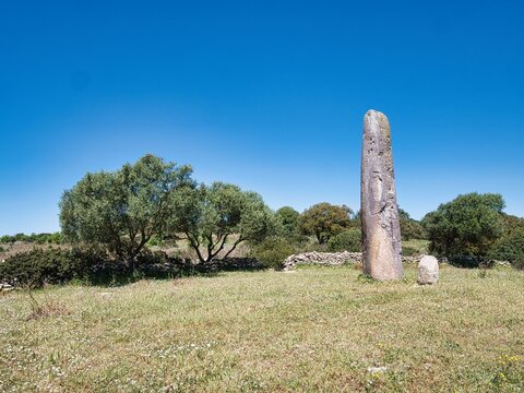 Un maestoso menhir in sardegna.