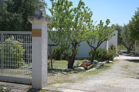 cancello d'ingresso di una casa di campagna con giardino