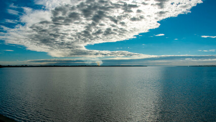 paisaje cielo azul con nubes, rio, laguna mar, paisaje © JoseLuis