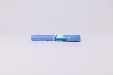 Obraz premium Blue glp-1 medication pens on white for representing subcutaneous injection for morbid obesity and type 2 diabetes medical control.