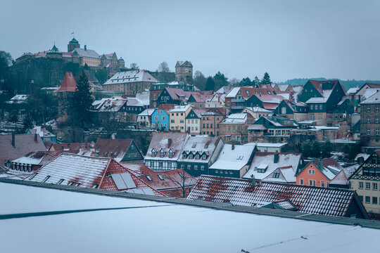Blick &uuml;ber verschneite D&auml;cher der Altstadt von Kronach auf die Festung Rosenberg im Winter