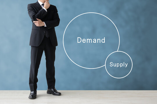 需要が多くても供給が少ない状況に悩むビジネスマン