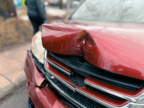 Accident. Une voiture bris&eacute;e.
