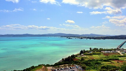 青空の沖縄古宇利大橋と夏の海 © たあきん