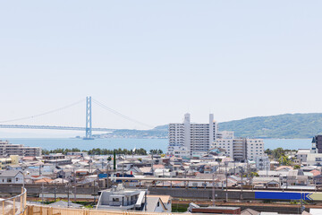 明石海峡大橋と明石市の町並み（ロゴ、看板修正済み） © walkingcow3039