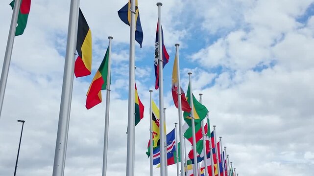 風にはためく万国旗