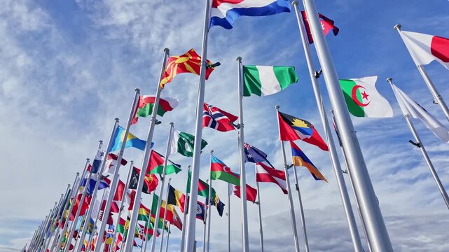 風にはためく万国旗