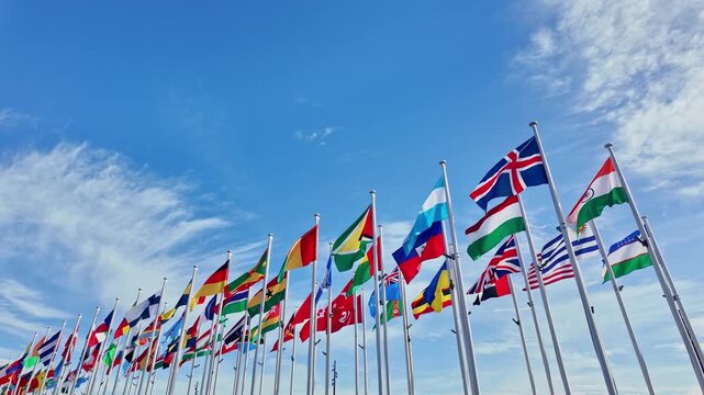 風にはためく万国旗