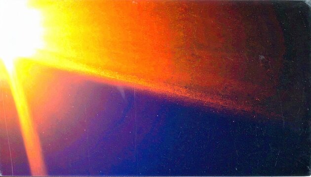 Raios de luz intensos e vibrantes criam um efeito de flare colorido em um gradiente abstrato de tons quentes e frios.