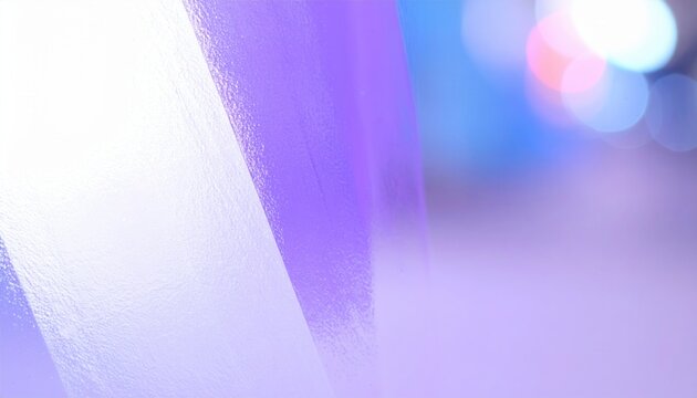 Fondo abstracto vibrante con tonos p&uacute;rpuras y blancos, destellos de luz suave y bokeh desenfocado.