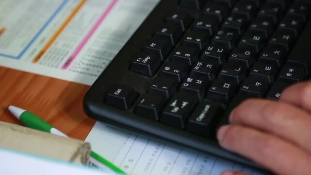 한국의 사무실에서 검은색 키보드로 한글을 타이핑하는 손 근접 촬영 핸드헬드 브이로그 영상