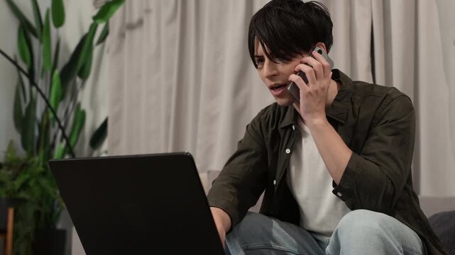 ノートパソコンを見て困る男性
