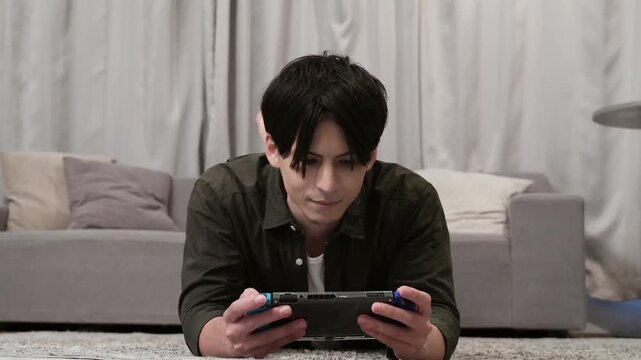 ノートパソコンを見て困る男性