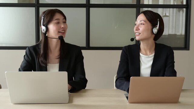 笑顔で会話をするコールセンターの女性