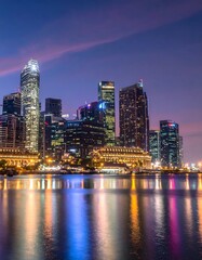 Fototapeta premium Singapores Dazzling Skyline - A Nighttime Symphony of Lights and Reflections.