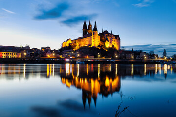 Obraz premium Illuminated Albrechtsburg Castle and Meissen Cathedral reflecting in Elbe river at night, Saxony, Germany