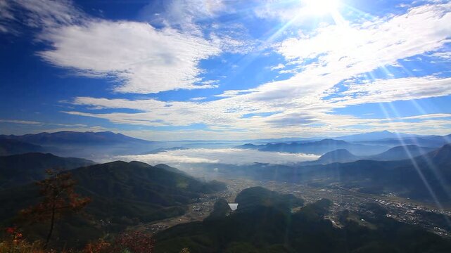 雲海と蓼科山と浅間山と太陽と流れるうろこ雲