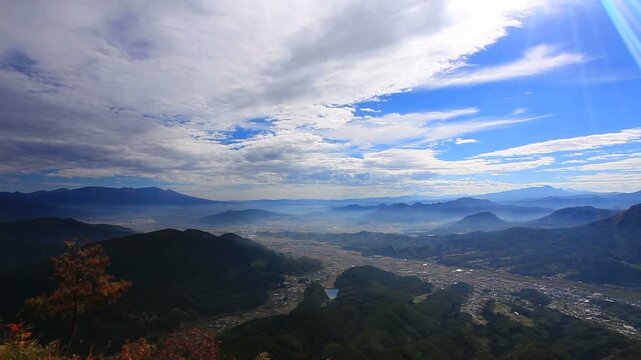 蓼科山と浅間山と青木市街と流れるうろこ雲