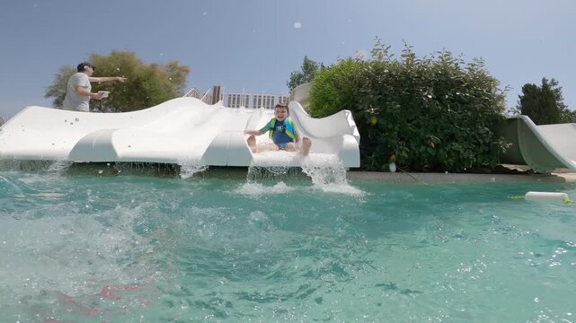 Enfants jouant dans une piscine tobogan aquatique