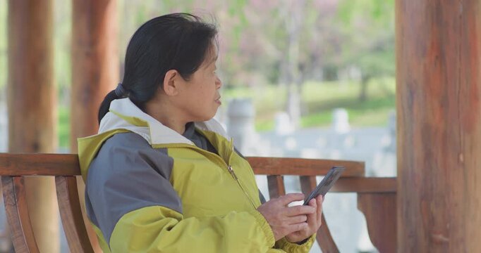 Chinese seniors read and learn outdoors