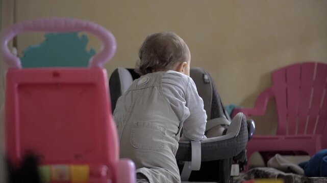 Petit b&eacute;b&eacute; &agrave; quatre pattes jouant