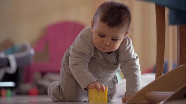 Petit b&eacute;b&eacute; &agrave; quatre pattes jouant
