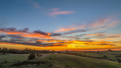 Obraz premium Soft Evening Light and High Cloud Over the Country Landscape