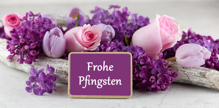 Gru&szlig;karte zu Pfingsten: Harmonisches Stillleben mit Flieder, Rosen und Pfingstgr&uuml;&szlig;en.&ldquo;
