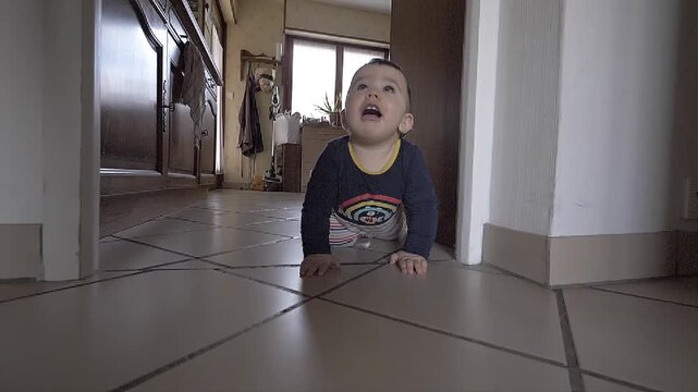 b&eacute;b&eacute; quatre pattes souriant