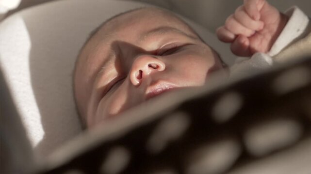 Nouveau-n&eacute; b&eacute;b&eacute; en Tran de dormir