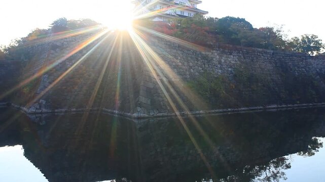 大阪城と内濠と朝日