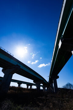 青空と仙台北部道路と三陸自動車道が接続する利府JCT
