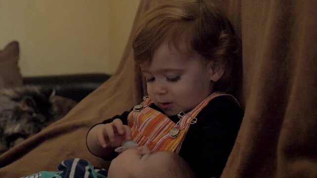 soeur avec son petit fr&egrave;re nouveau-n&eacute;