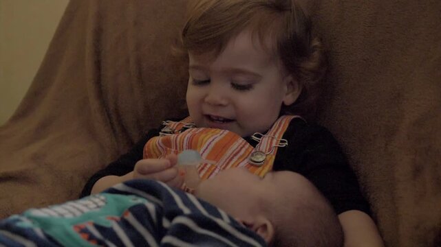 soeur avec son petit fr&egrave;re nouveau-n&eacute;
