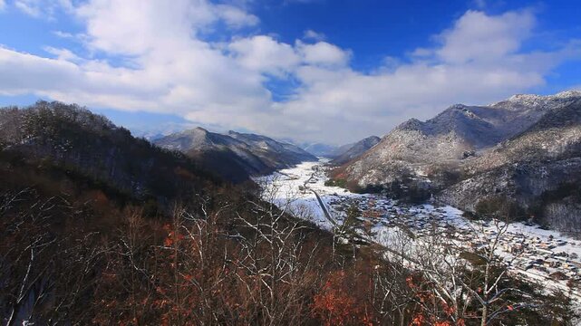 丸子城跡の二の丸から望む松本街道と本丸と美ヶ原方向の山並み