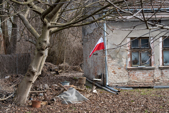 stary  dom z polską flagą