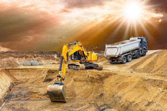Ein Bagger arbeitet an der Baugrube f&uuml;r einen Neubau - FOTOMONTAGE