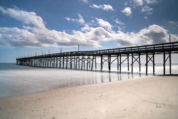 Obraz premium view of the Ocean Isle Beach Pier on a beautiful spring afternoon