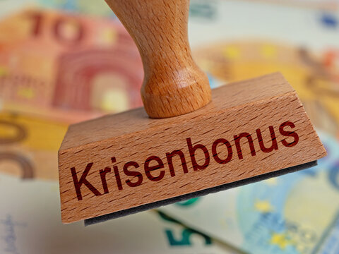 Holzstempel mit dem Text Krisenbonus