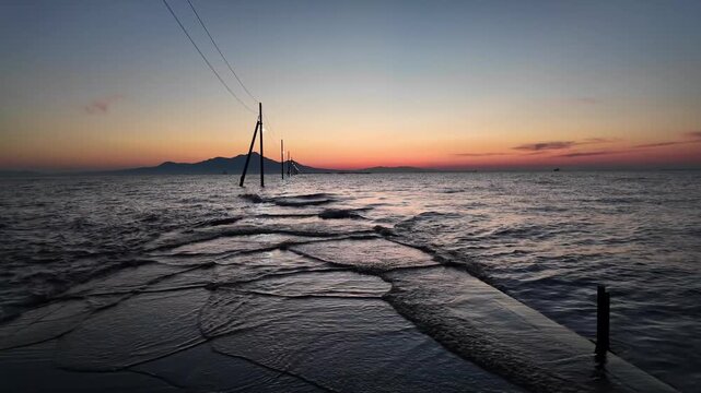 夕暮れ時の長部田海床路